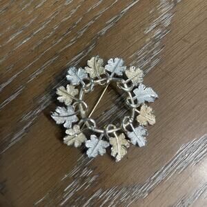 Vintage‎ Sarah Coventry Leaf Wreath Brooch Pin Textured Costume Jewelry